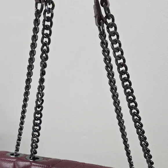 Chic Quilted Shoulder Bag in Rich Burgundy - Picture 7 of 8